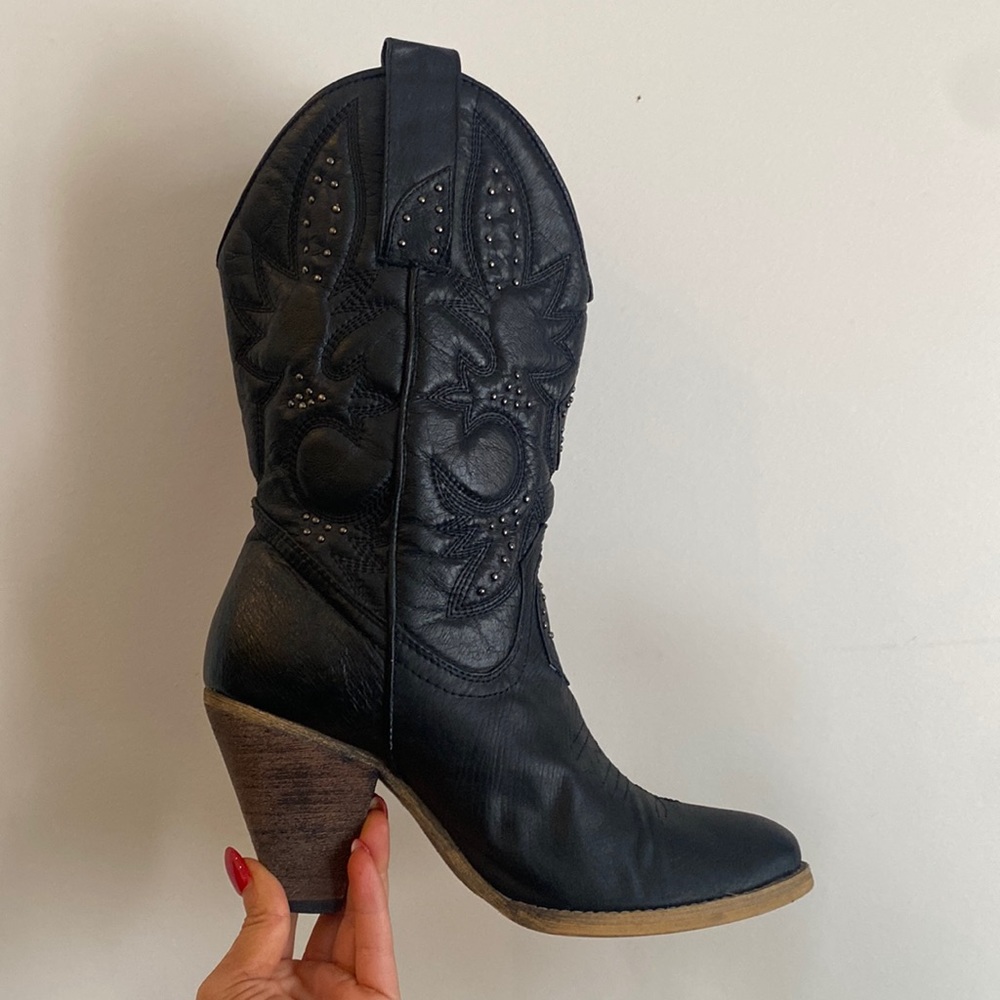 BLACK COWGIRL BOOTS BY VERY VOLATILE